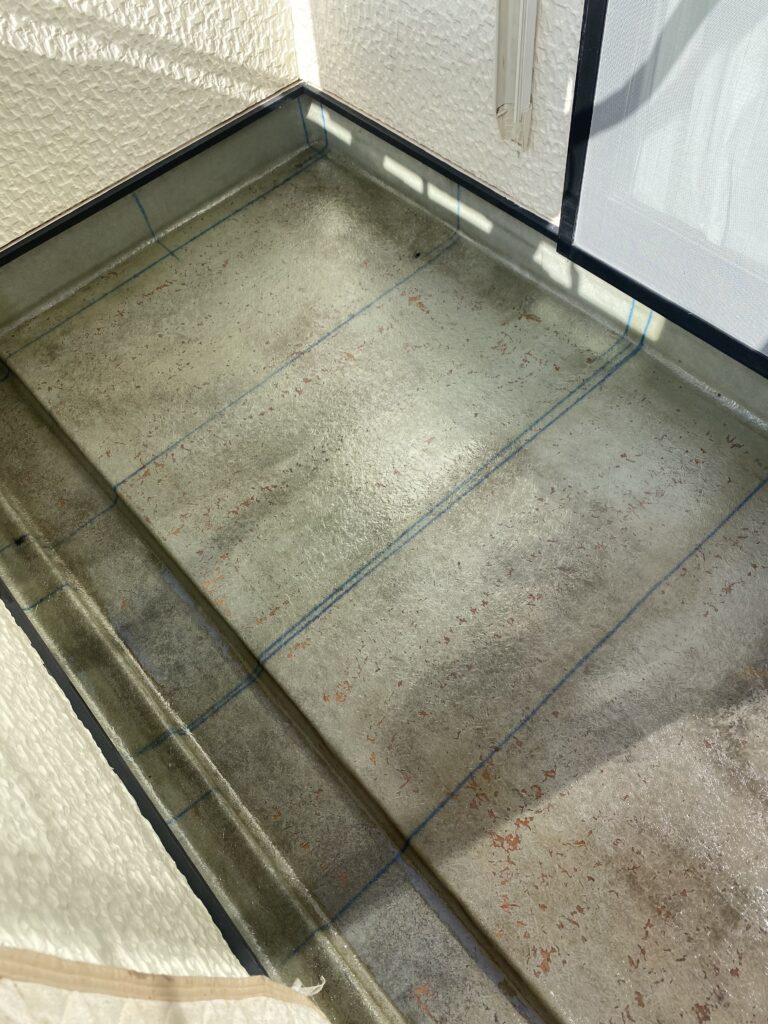 バルコニーの床と立ち上がりにガラスマットを積層したFRP防水施工中