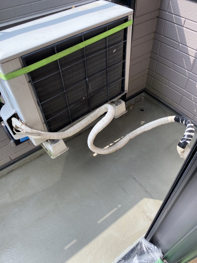 室外機と排水口があるバルコニーのFRP防水改修前