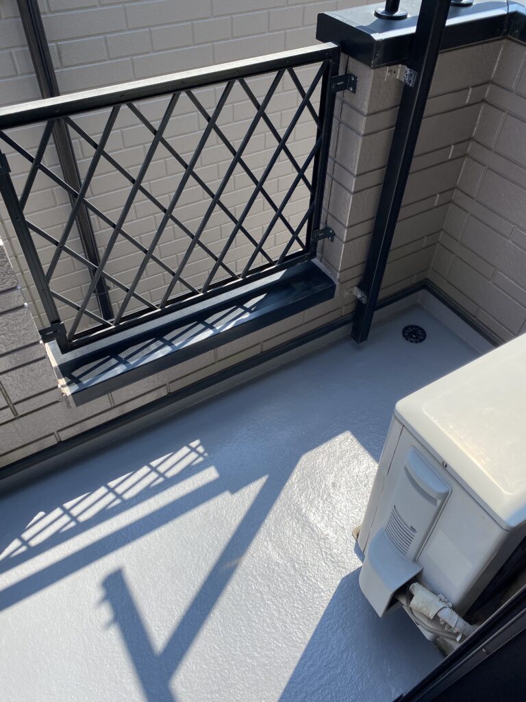 室外機と排水口の周囲まで仕上げたバルコニーのFRP防水施工後