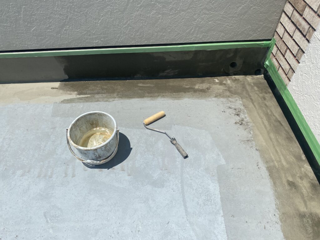 バルコニーの床と立ち上がりにFRP防水用プライマーを塗布した状態