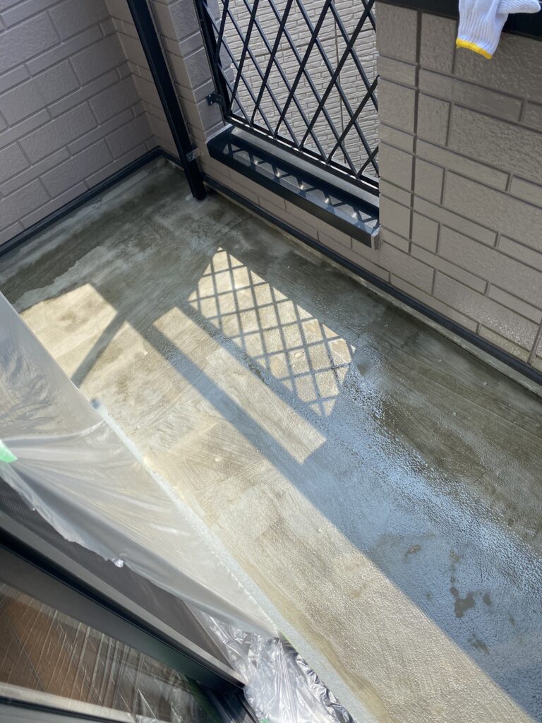 既存FRP防水面に改修用プライマーを塗布したバルコニーの下地処理