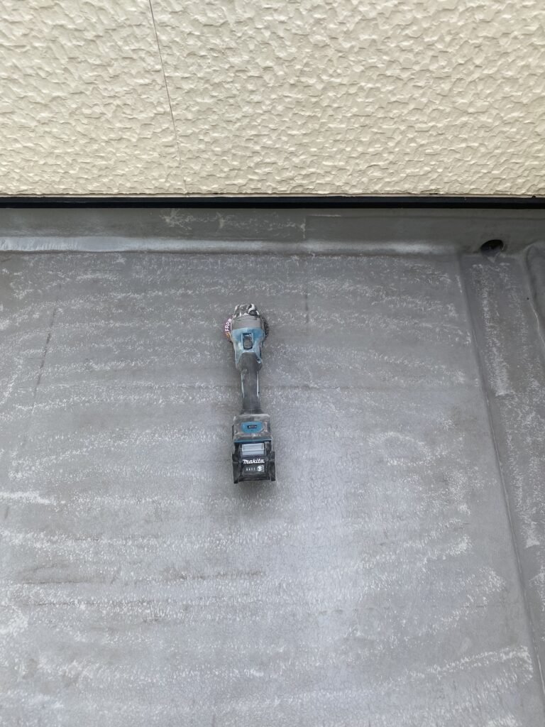 FRP防水の上にウレタン防水を施工する前に既存面を電動工具で研磨する下地処理