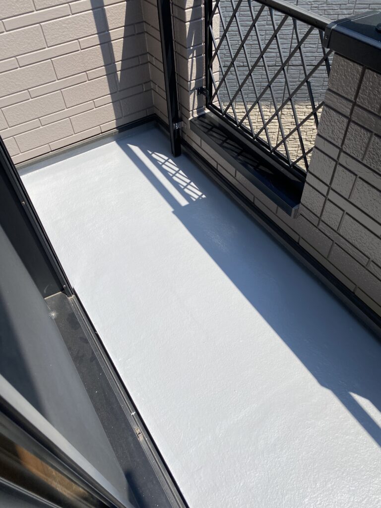 グレーのトップコートで仕上げたバルコニーのFRP防水改修後