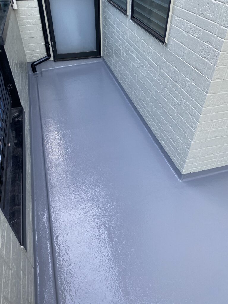 グレーのトップコートで仕上げたバルコニーのFRP防水施工後