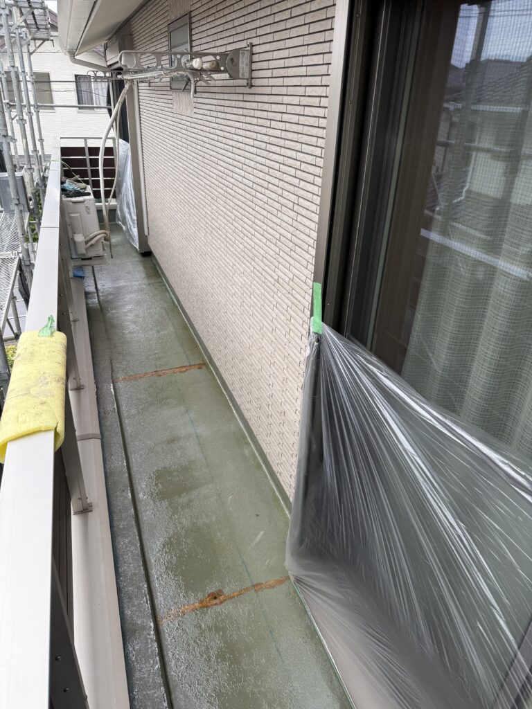 一戸建てのベランダでガラスマットへ樹脂を含浸させるFRP防水工事