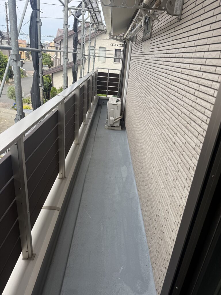 一戸建てのベランダでFRP防水改修工事を行う前の床面