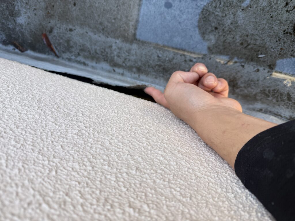 FRP防水層の上端部が剥がれて隙間から漏水を起こしたバルコニー